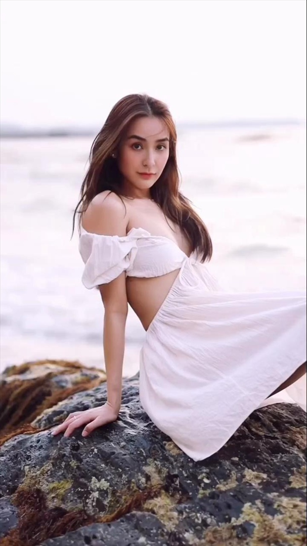 "ชิปปี้" นุ่งบิกินี่ตัวจิ๋วสีขาว แซ่บซี๊ดปิดแทบไม่มิด